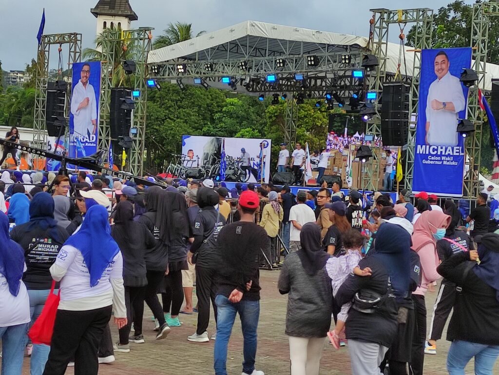 Diguyur Hujan, Ribuan Warga Tetap Berjoget Ramaikan Deklarasi 2M