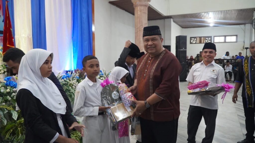 Sekkot Ambon, Agus Ririmasse memberikan bantuan kepada anak yatim yang masih sekolah dalam rangka HUT Kota Ambon ke449.