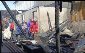 Damkar Ambon Kerahkan 7 Armada Padamkan Api
