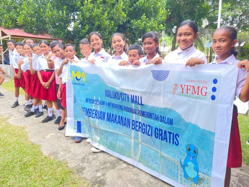 MCM, YFMG, dan Komoy Indonesia Bagi Makanan Gizi Gratis di SD Inpres Lawena