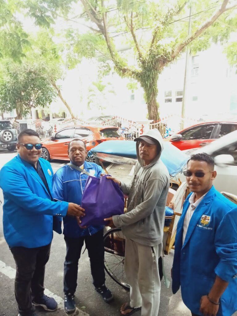 Jelang Ramadhan, KNPI Maluku “Blusukan” Bagi Paket Sembako