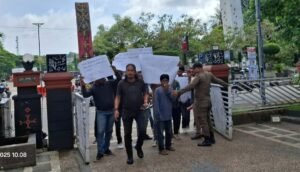 Demo Pemkot Ambon: “Ubur-Ubur Ikan Lele, Tangkap Mafia Izin Trayek Lee”