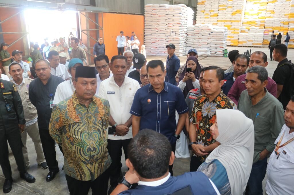 Sambangi Gudang Bulog, Wagub Pastikan Stok Beras Tersedia Sampai Lebaran
