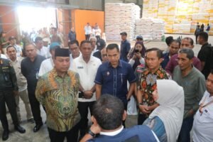 Sambangi Gudang Bulog, Wagub Pastikan Stok Beras Tersedia Sampai Lebaran