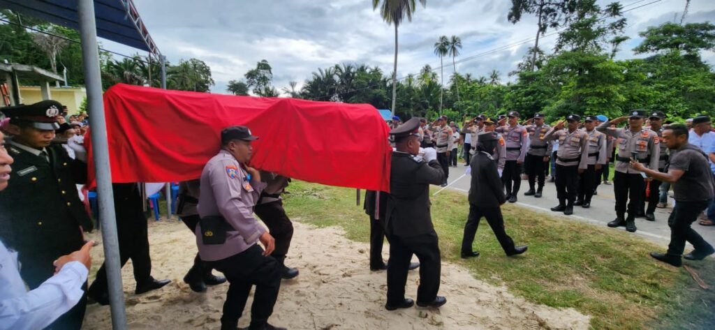 Beri Penghormatan Terakhir, Polres Malteng Gelar Upacara Pemakaman Aipda Husni