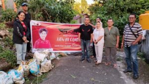 Mercy Barends Salurkan Hewan Kurban ke Warga Lorong Putri dan IWSS Maluku