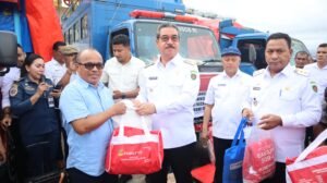 Gubernur dan Wagub Salurkan Bantuan di Ambalau