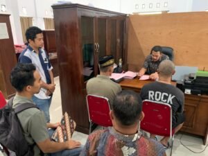 Polisi Serahkan 3 Tersangka Pembakaran Kantor KPU Buru ke Jaksa