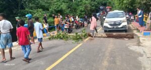 Bentrok dengan Karyawan PT SIM, Warga Palang Jalang