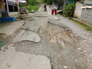Guru dan Siswa SMAN 9 Ambon Keluhkan Jalan Rusak Parah