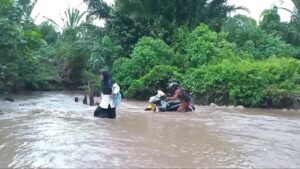 Desa Terisolasi, Warga SBT Nekat Terobos Banjir