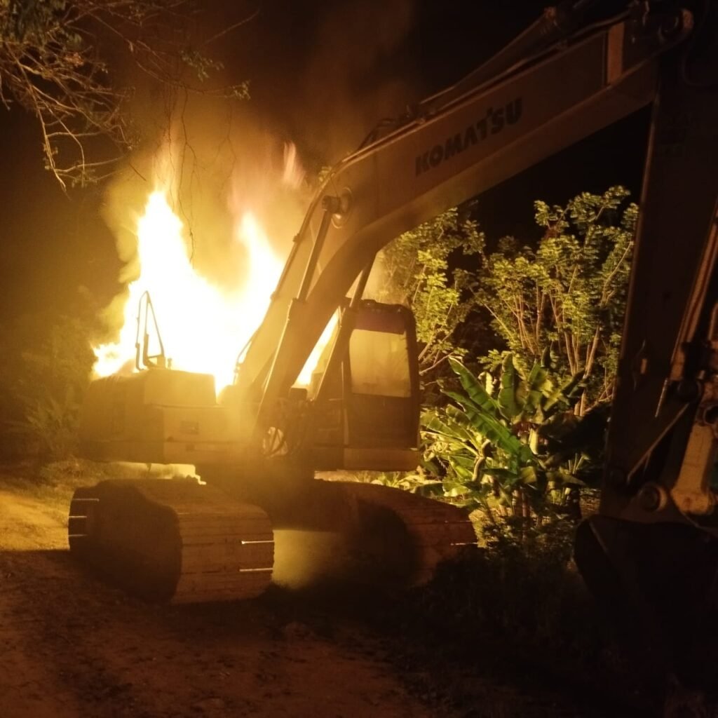 PT. SIM Diteror OTK, 2 Excavator Dibakar