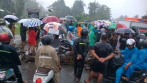 Protes Pemprov Maluku, Warga Waiyari Palang Jalan