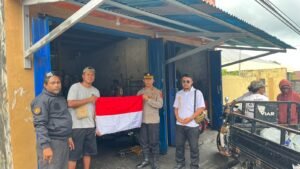 Polres Malra Bagikan Bendera Merah Putih ke Masyarakat