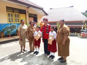 Mercy Barends Serahkan Beasiswa PIP ke SDN 8 Ambon