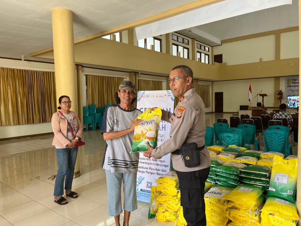 Kapolres Malra Serahkan Bantuan Beras ke Masyarakat