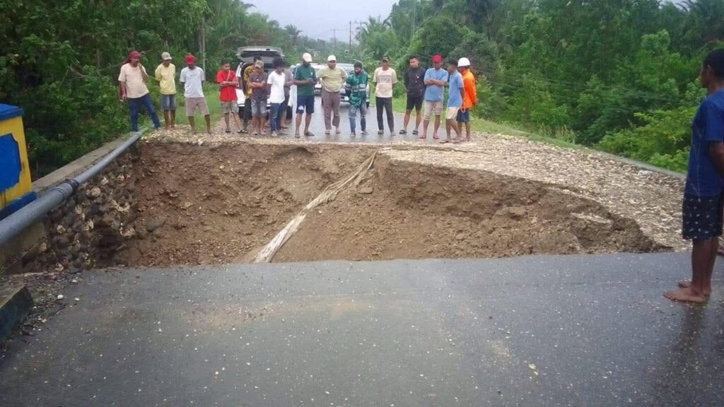 Jembatan Wai Kian Amblas, Akses Bula – Masiwang Terputus