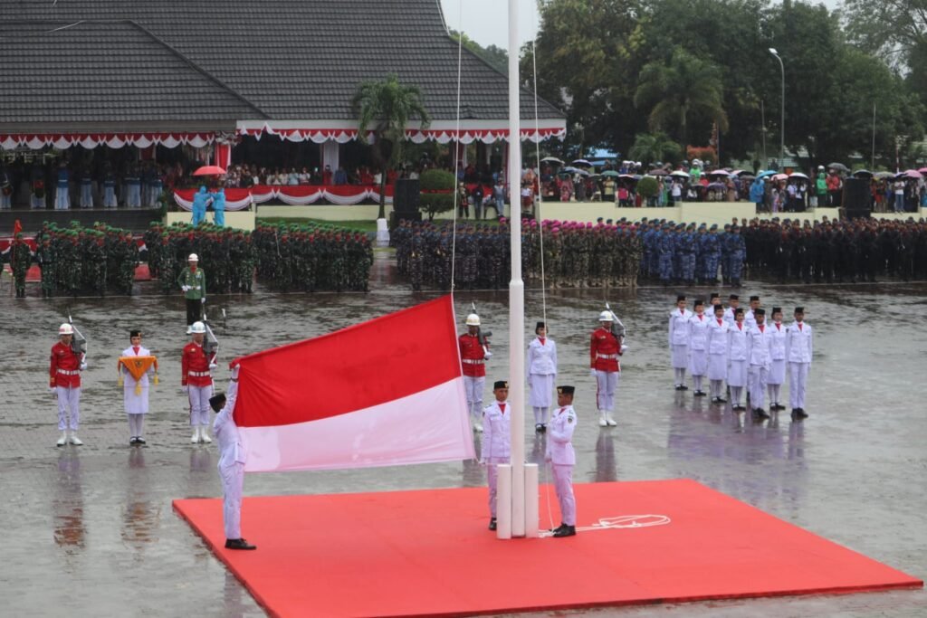 Paskibraka Maluku Sukses Kibarkan Merah Putih di Tengah Hujan