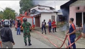 Damkar Padamkan Rumah Warga Hunut