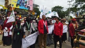 Massa Aksi Mahasiswa dan Pemuda Mulai Padati Depan Hotel Santika