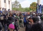 Demo Ricuh di DPRD Maluku