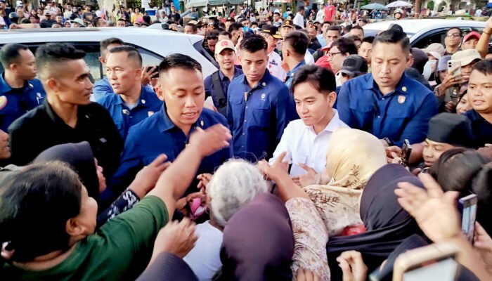 Saat Wapres Kunjungi Pasar Mardika dan Arumbae, “Jabat Tangan yang Bau Amis”