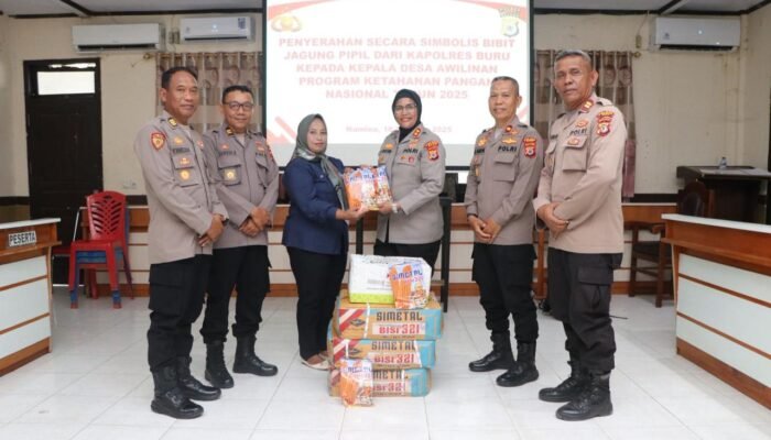 Upaya Perkuat Ketahanan Pangan, Polres Buru Beri Bibit Jagung kepada Masyarakat
