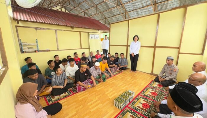 Kemenag Kota Ambon Serahkan Al-Quran ke Polda Maluku