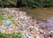 Miris! Sampah di Bibir Pantai Tikus Menumpuk, Pemerintah SBT Dinilai Abai